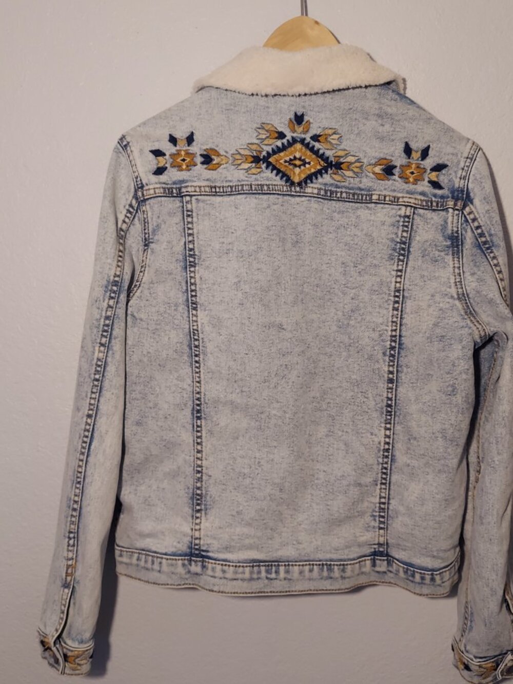 Driftwood Embroidered Denim Jacket Sherpa Collar Western Aztec Acid Wash Trucker - Picture 3 of 13